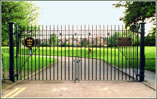 Gates at East Park, Hull, commemorate their use at the site of RAF Sutton on Hull, 1939 to 1969>
</font><font face=